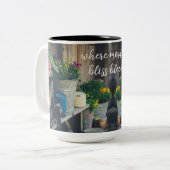 Die Terrasse des Landhauses ist mit lebendigen Sti Zweifarbige Tasse (Vorderseite Links)