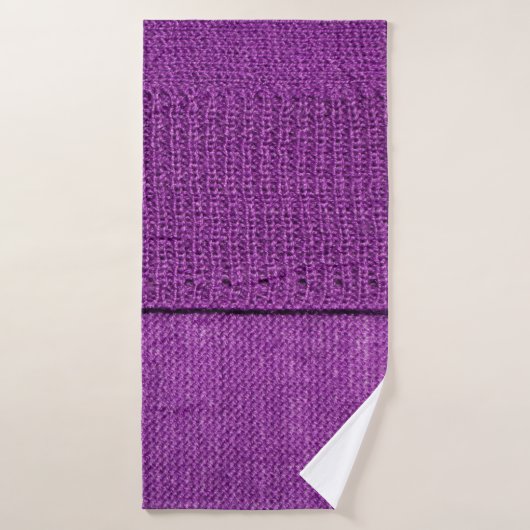 die Textur des Strickstoffes, ein schlichtes lila Badehandtuch (Badehandtuch)