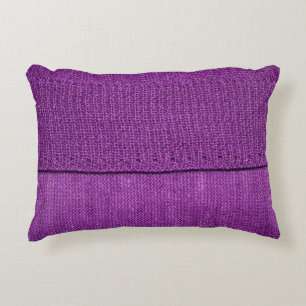 die Textur des Strickstoffes, ein schlichtes lila Dekokissen