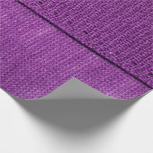 die Textur des Strickstoffes, ein schlichtes lila Geschenkpapier (Ecke)