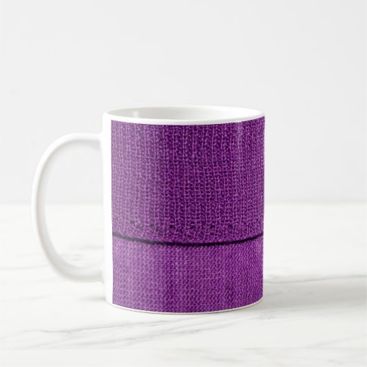 die Textur des Strickstoffes, ein schlichtes lila Kaffeetasse (Links)