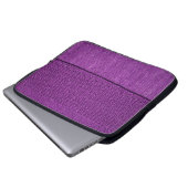 die Textur des Strickstoffes, ein schlichtes lila Laptopschutzhülle (Vorne Knopf)