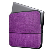 die Textur des Strickstoffes, ein schlichtes lila Laptopschutzhülle (Vorderseite Links)