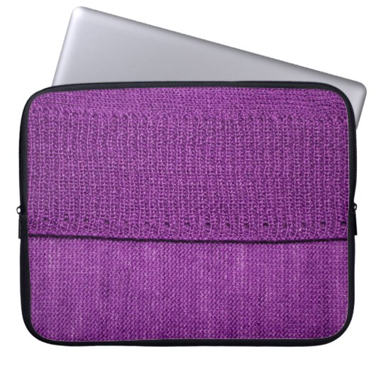 die Textur des Strickstoffes, ein schlichtes lila Laptopschutzhülle (Vorderseite)