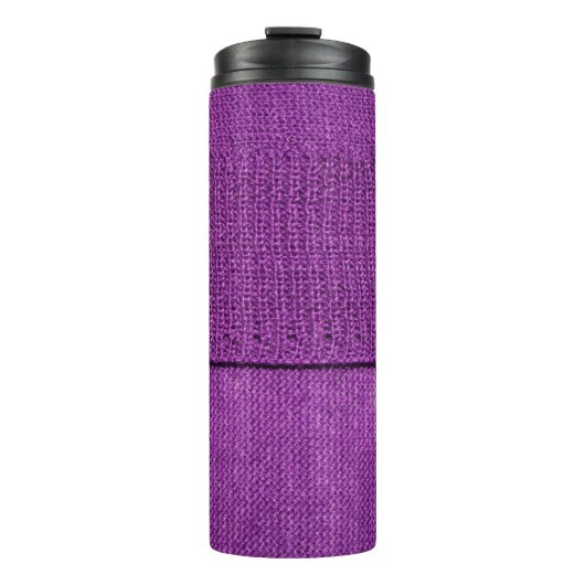 die Textur des Strickstoffes, ein schlichtes lila Thermosbecher (Vorderseite)