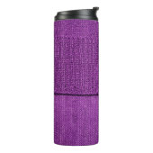 die Textur des Strickstoffes, ein schlichtes lila Thermosbecher (Nach links gedreht)