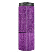 die Textur des Strickstoffes, ein schlichtes lila Thermosbecher (Rückseite)