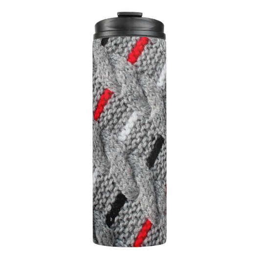 die Textur des Strickstoffes mit gestreiftem p Thermosbecher (Vorderseite)