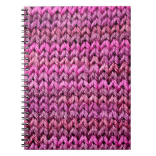 die Textur des Strickstoffes mit gestreiftem Unter Notizblock
