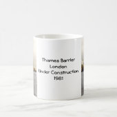 Die Themse-Sperren-London-Bau Kaffeetasse (Mittel)