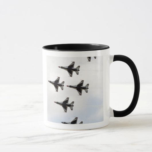 Die Thunderbirds bilden eine 6-Schiff Delta-Format Tasse (Rechts)