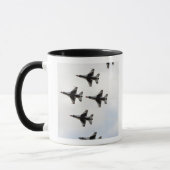 Die Thunderbirds bilden eine 6-Schiff Delta-Format Tasse (Links)