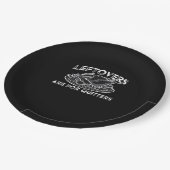 Die Toilettenspülung ist für Quittung vorgesehen - Pappteller (Schrägansicht)