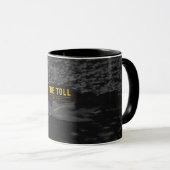 Die Toll-Podcast-Tasse - Dunkel Tasse (VorderseiteRechts)