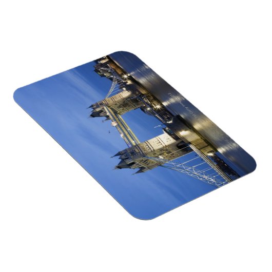 Die Tower Bridge in der Dämmerung Magnet (Rechte Seite)