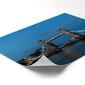 Die Tower Bridge zur blauen Stunde Poster (Ecke)