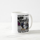 "DIE TRUMP-SNEAKER" KAFFEETASSE (VorderseiteRechts)