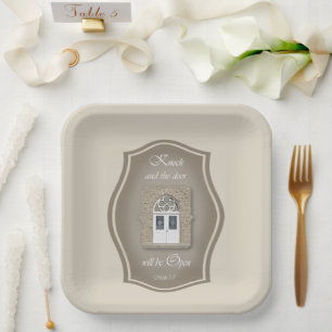 Die Tür wird geöffnet, und die Papiertafel wird ge Pappteller