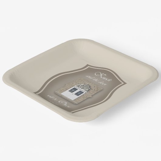 Die Tür wird geöffnet, und die Papiertafel wird ge Pappteller (Gewinkelt)