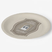 Die Tür wird geöffnet, und die Papiertafel wird ge Pappteller (Schrägansicht)