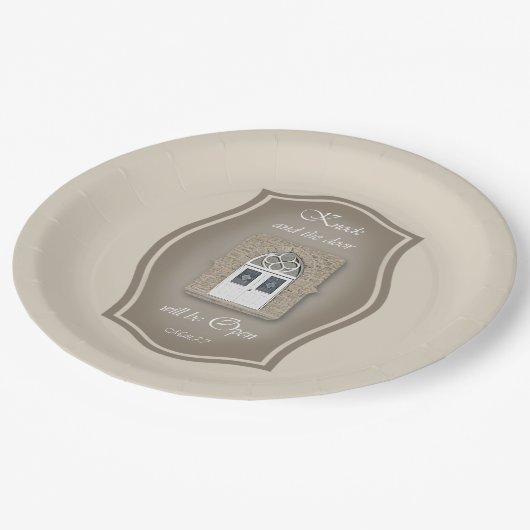 Die Tür wird geöffnet, und die Papiertafel wird ge Pappteller (Schrägansicht)