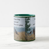 Die Türkei-Geier-Tasse Zweifarbige Tasse (Mittel)