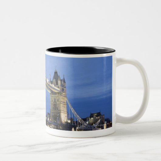 Die Turm-Brücke an der Dämmerung Zweifarbige Tasse (Rechts)