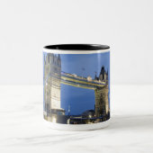 Die Turm-Brücke an der Dämmerung Zweifarbige Tasse (Mittel)
