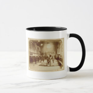 Die Turnhalle des Mädchens an der tauben und Tasse