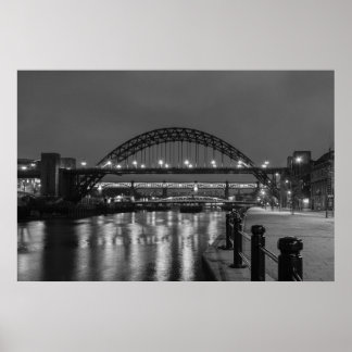 Die Tyne-Brücke in der Nacht Poster