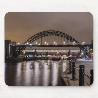 Die Tyne-Brücken in der Nacht Mousepad