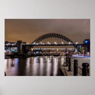 Die tyne-Brücken nachts Poster