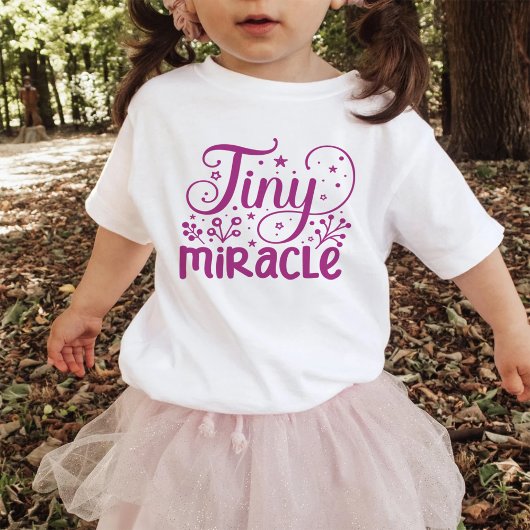 Die Typografie "Tiny Miracle" - ein Schachspiel de Baby T-shirt