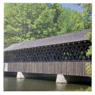 Die überdachte Brücke Stone Mountain bei Stone Fliese