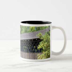 Die überdachte Brücke Stone Mountain bei Stone Zweifarbige Tasse