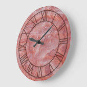 Die Uhr an der Wand aus rosa Marmor (Winkel)