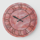 Die Uhr an der Wand aus rosa Marmor (Vorderseite)
