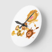 Die Uhr der Mauer des niedlichen Cartoon Löwen (Winkel)