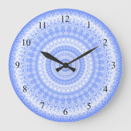 Die Uhr für die blaue und weiße Küche