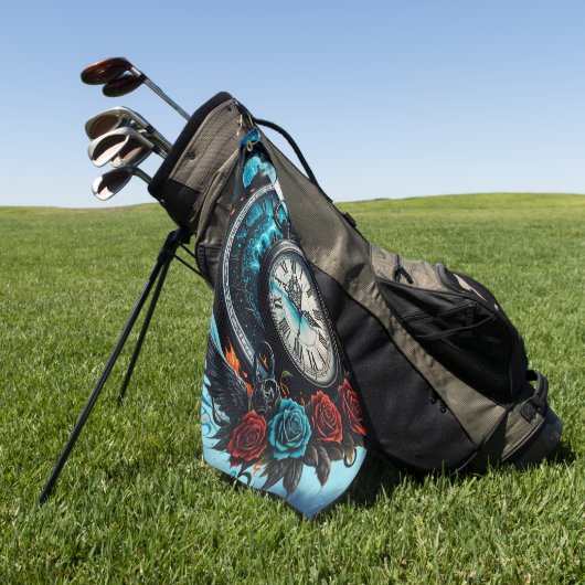 Die Uhr im Nebel der Unendlichkeit. Golfhandtuch (Gras)
