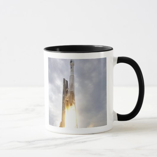 Die United Launch Alliance Atlas V Raketenlifte Tasse (Rechts)