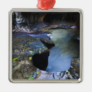 Die Untergrundbahnschlitzschlucht Ornament Aus Metall