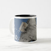 Die Unterseite des Space Shuttles Discovery 2 Zweifarbige Tasse (Vorderseite Links)