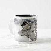 Die Unterseite des Space Shuttles Discovery Zweifarbige Tasse (Vorderseite Links)