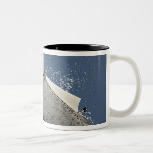 Die Unterseite von Raumfähre Entdeckung 2 Zweifarbige Tasse