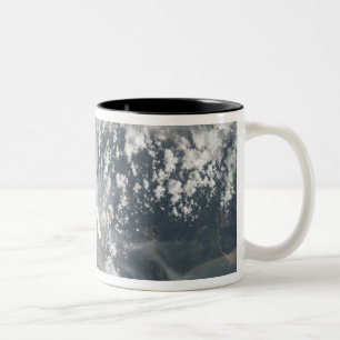 Die Unterseite von Raumfähre Entdeckung Zweifarbige Tasse