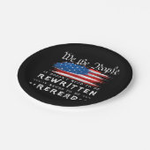 Die US-Flaggenverfassung der USA muss neu gelesen Pappteller (Schrägansicht)