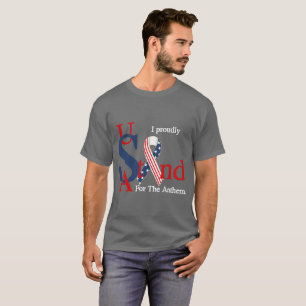 Die USA stehen stolz für das dunkle T-Shirt der An