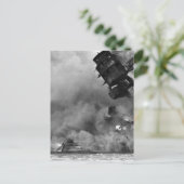 Die USS ARIZONA brennt nach dem Bild des Krieges Postkarte (Stehend Vorderseite)