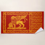 Die venezianische Flagge Strandtuch<br><div class="desc">Dieses elegante Badetuch wird mit der schönen Flagge der Republik von Venedig gedruckt. Die venezianische Fahne kennzeichnet den Löwe des Heiligen Kennzeichens in der Mitte - das Gönnerheilige und der Schutz von Venedig, von Italien und von sechs Schwänzen nahe bei ihm, jeder, der einen der Bezirke der Stadt sechs symbolisiert,...</div>